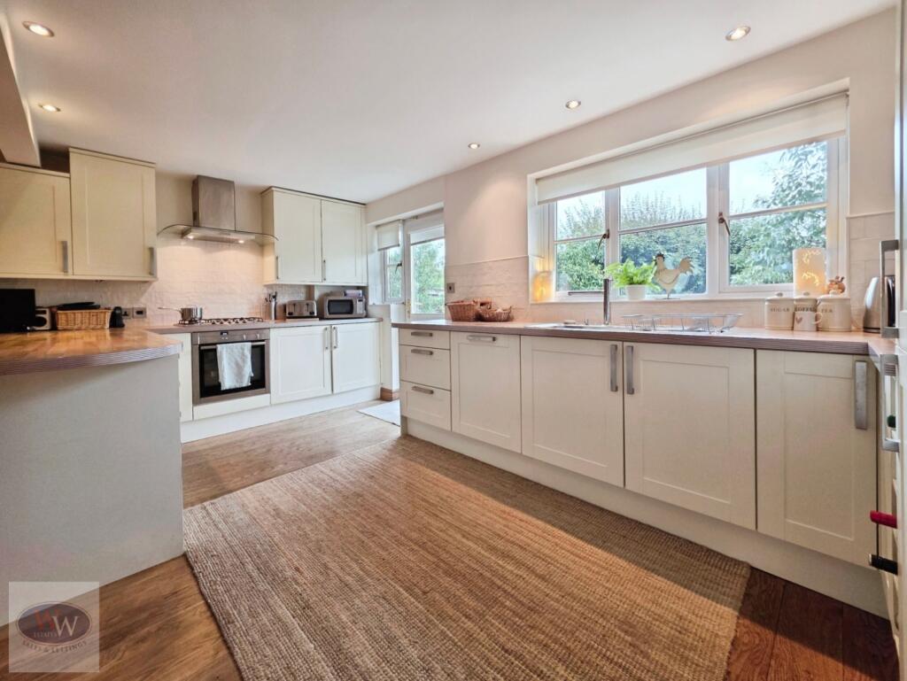 House in Bradford, Baildon - More