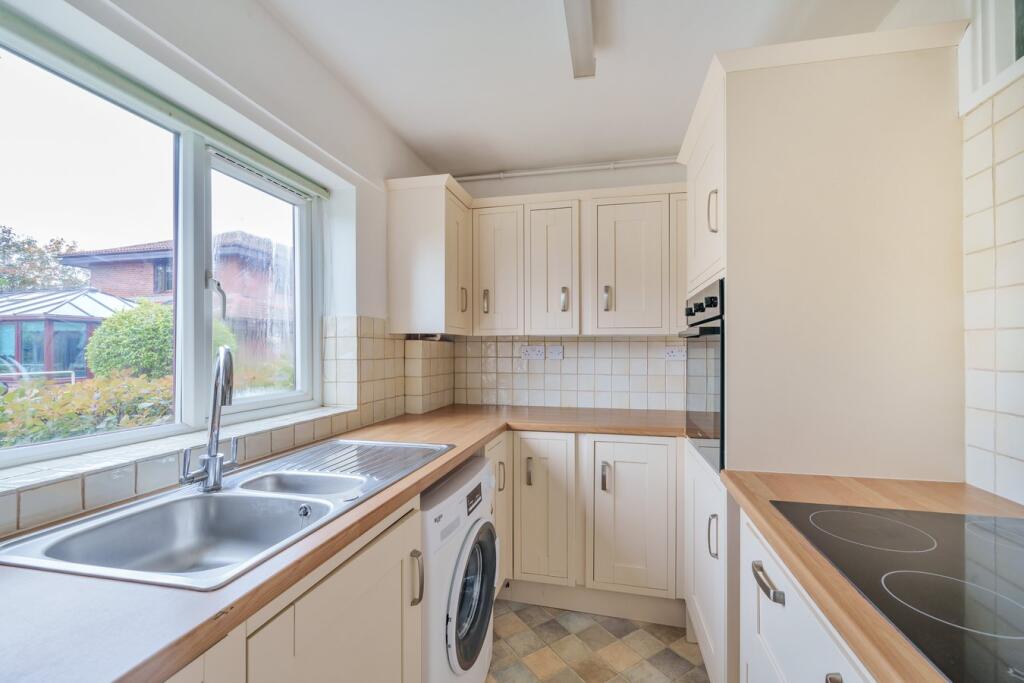 12a Tiddington Court photo 2