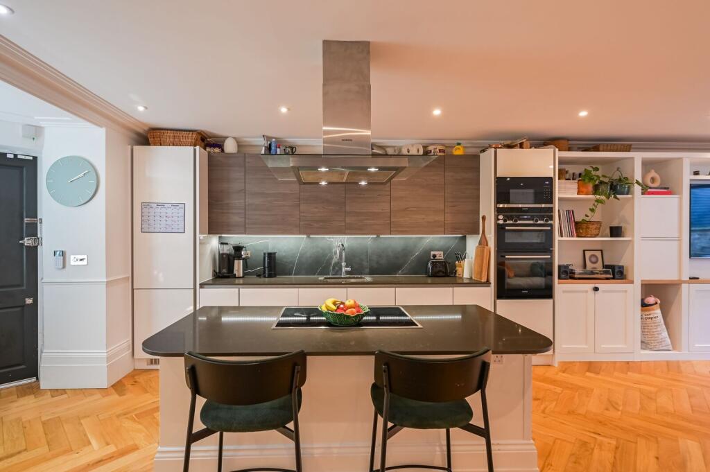 House in London, Taverner Square, Highbury - View 3