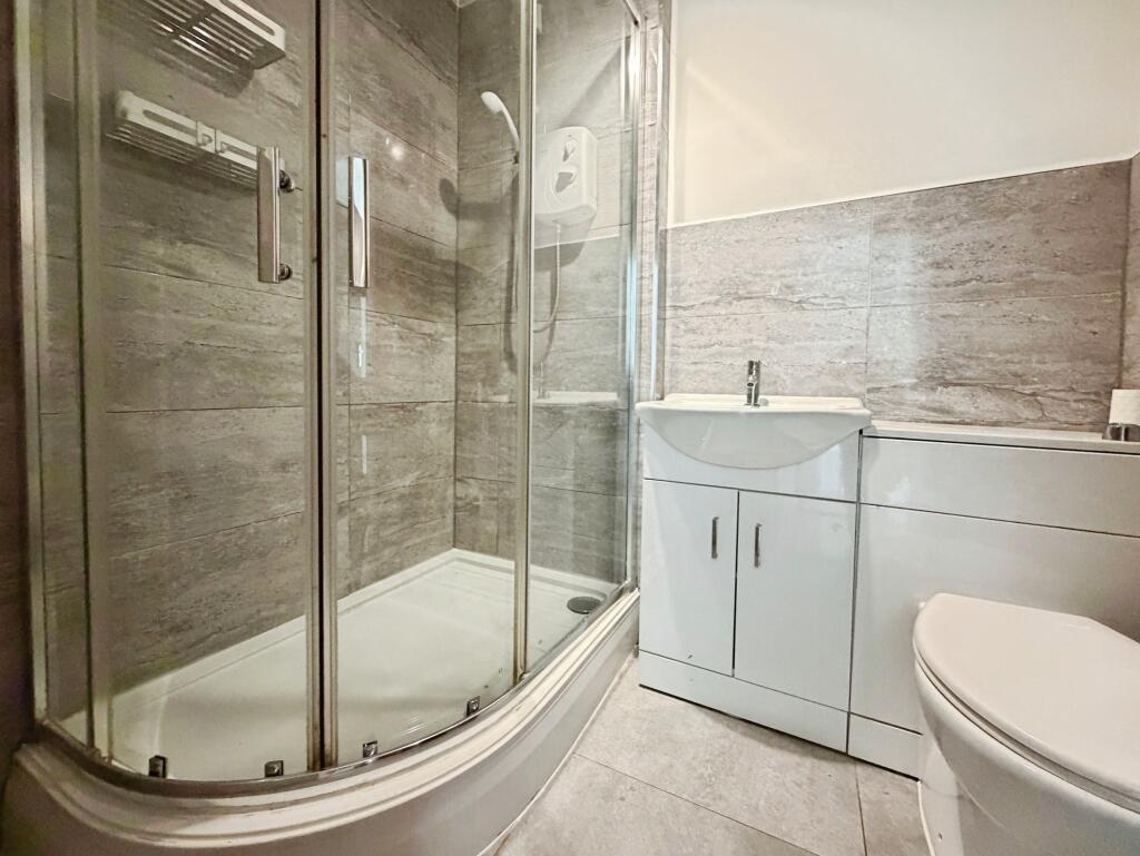 Apartment in Giffnock, Orchard Park - View 4