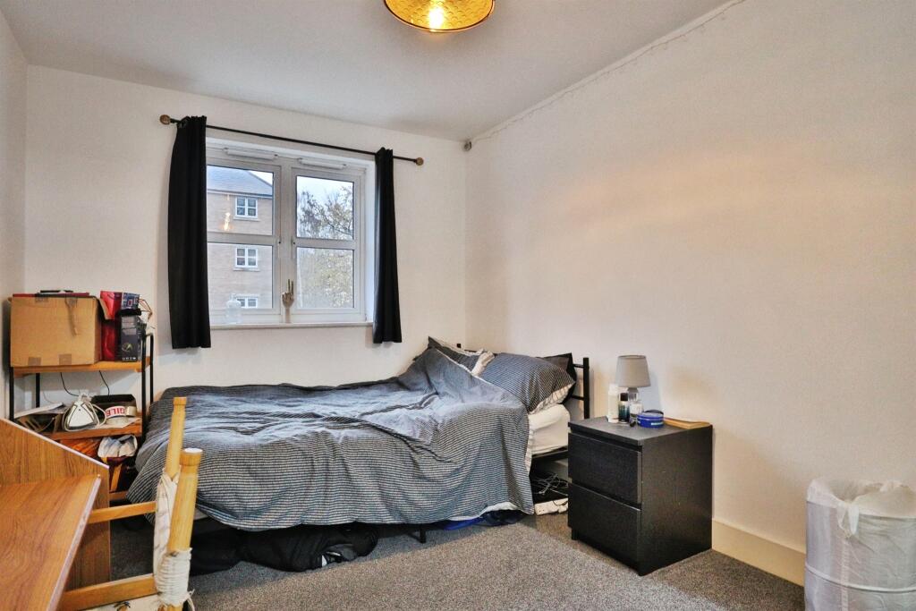 Apartment in Leeds, Far Headingley, Weetwood - View 3