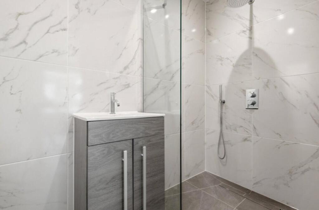 House in Hertsmere, Hertfordshire - More