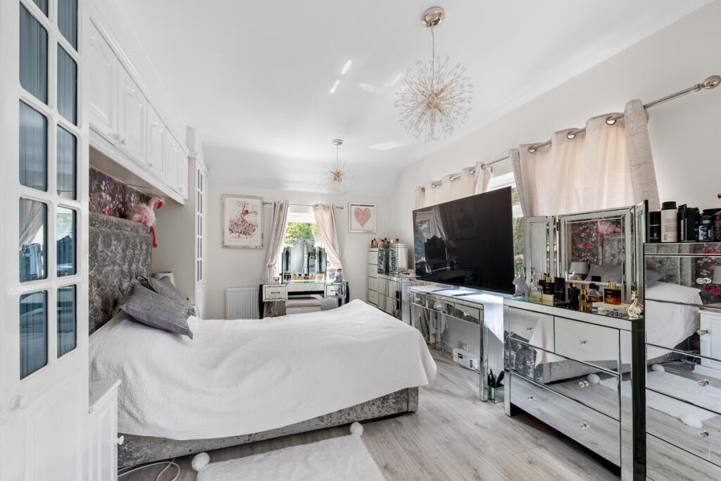 House in Reigate and Banstead, Merstham - More