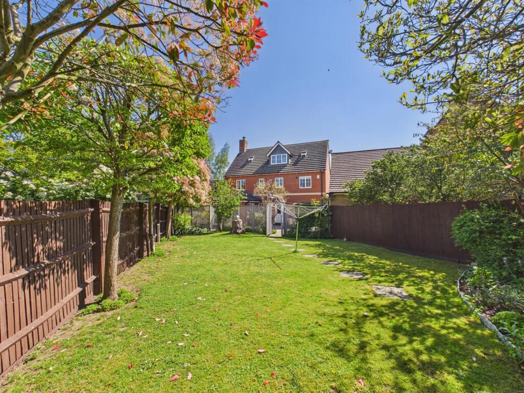 Tamarisk Way, Weston Turville, Aylesbury photo 2