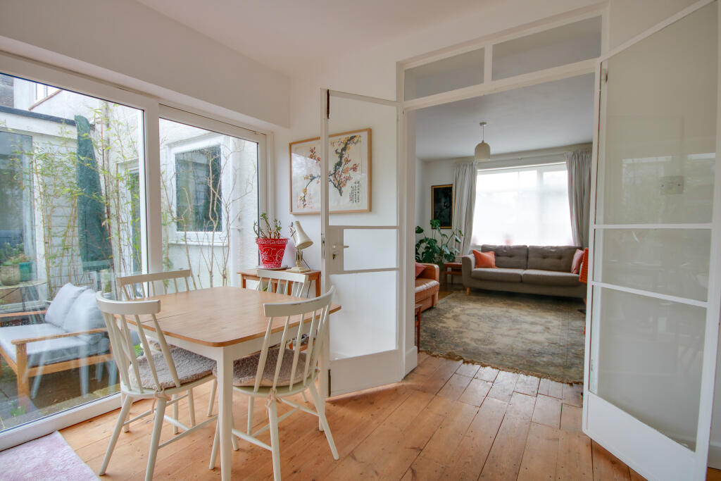 Thornhill Park! 2/3 Bedrooms! Wow Factor Kitchen! Bright Property! photo 4