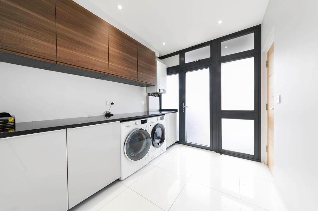 5 bedroom semi-detached house for rent