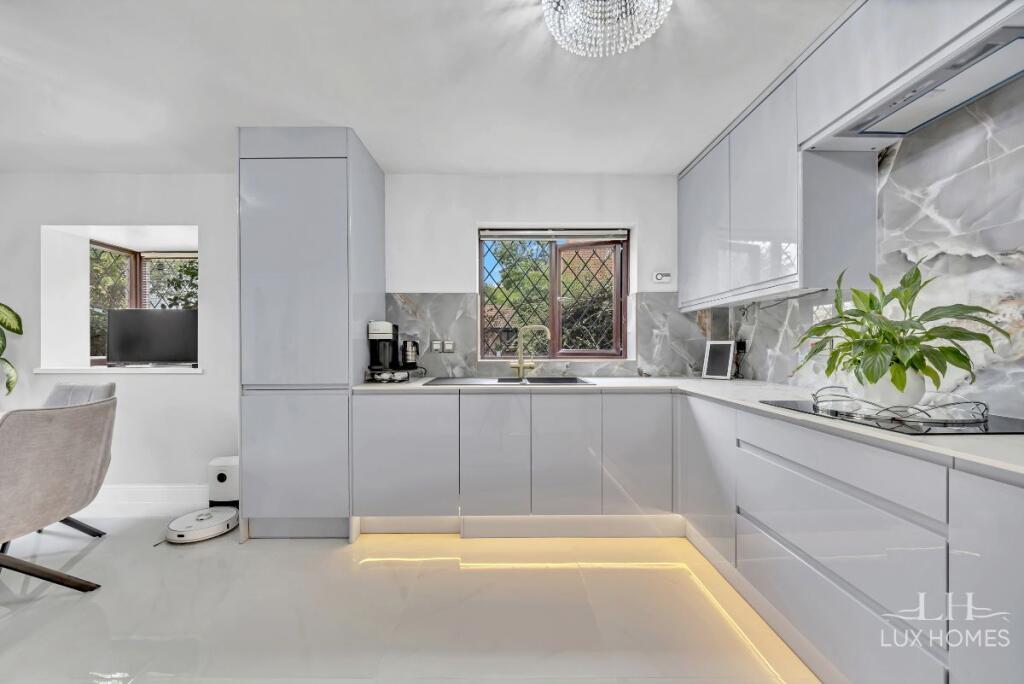House in Rainham, South Hornchurch - More