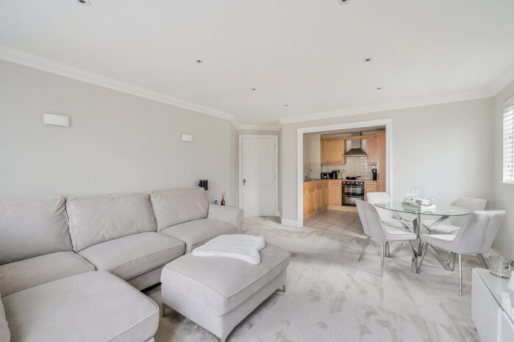 Apartment in Epsom and Ewell, Stoneleigh - View 3