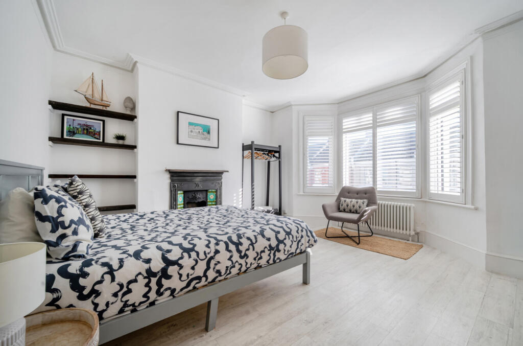 House in Worthing, Broadwater - More