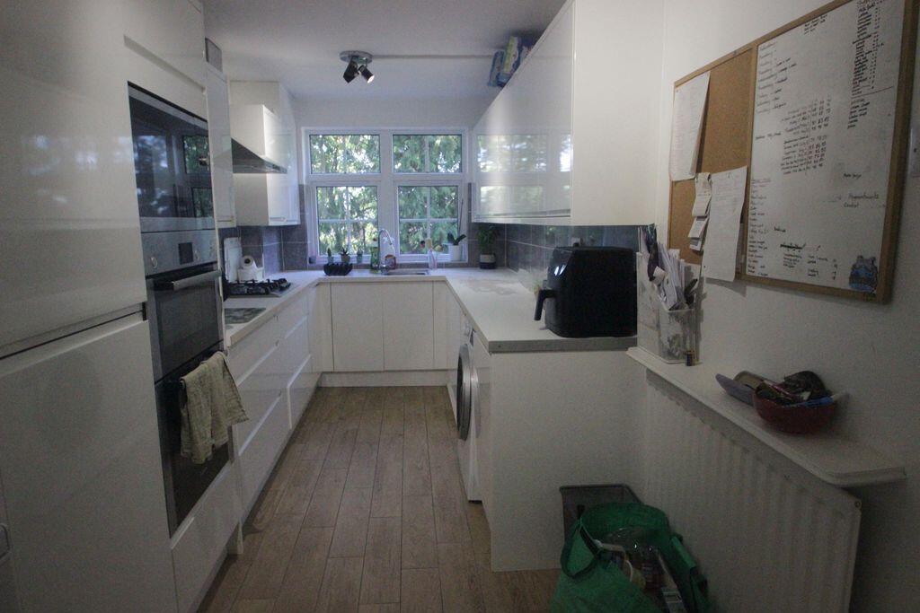 Apartment in Epsom and Ewell, Epsom - More