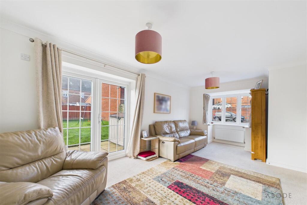 Honeysuckle Avenue, Tutbury photo 3