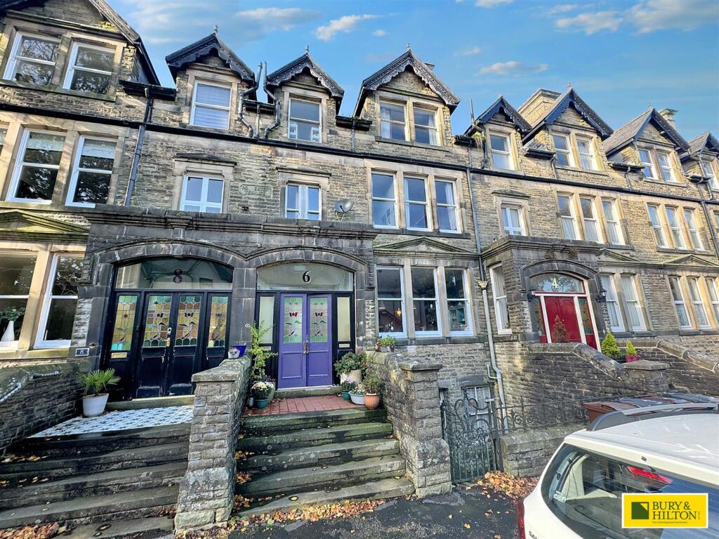 3-bed flat on St. James Terrace, Buxton, £325,000