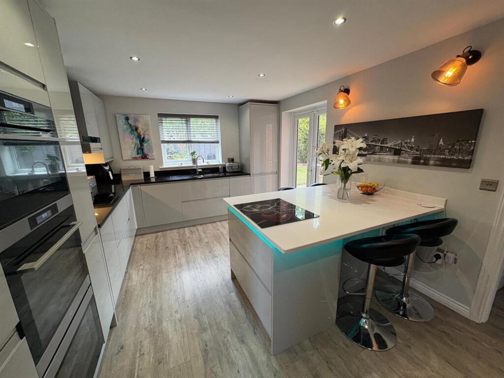 Wisteria Drive, Evesham photo 4