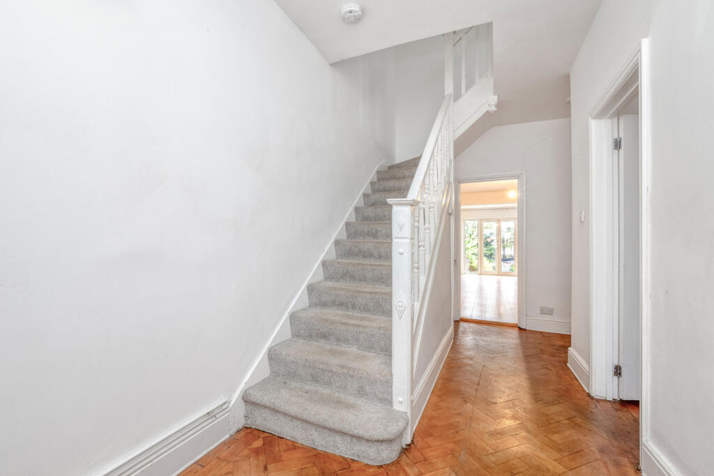 House in Sutton - View 5