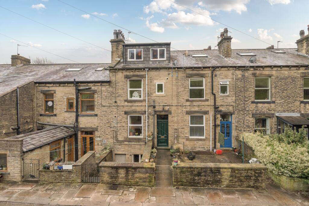 2-bed terraced on Bank View, Luddendenfoot, £190,000
