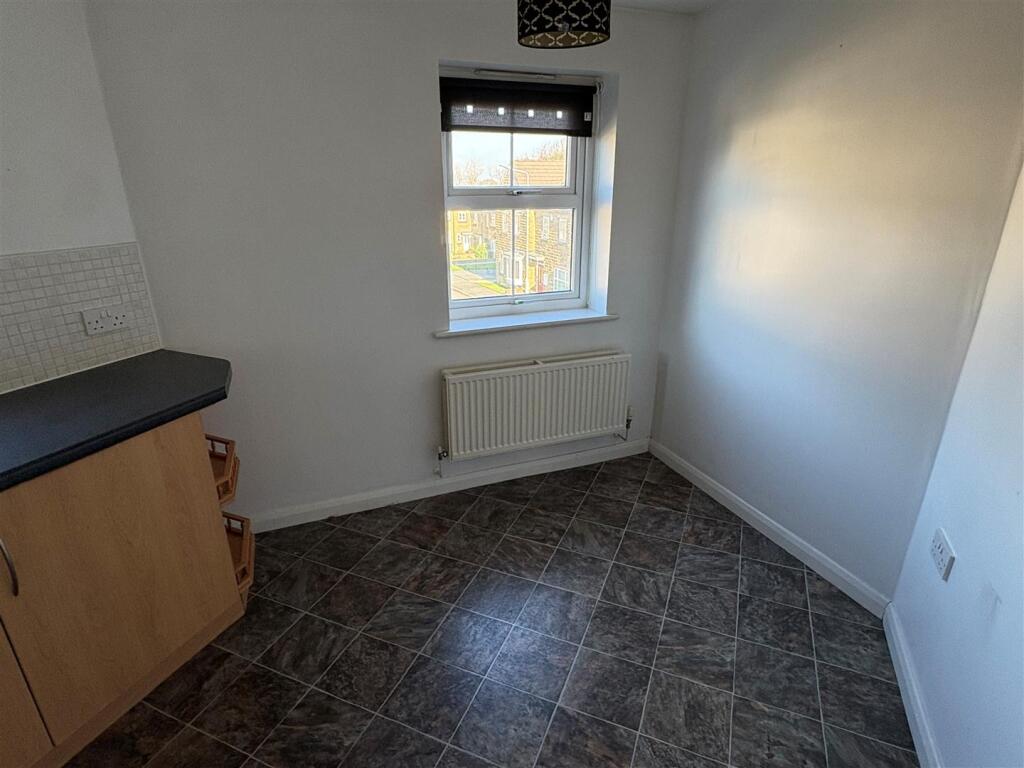 Additional image 4 of Sharket Head Close, Queensbury, Bradford