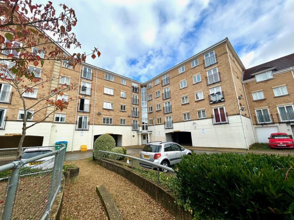 2-bed flat on The Dell, Southampton, Hampshire, SO15, £200,000