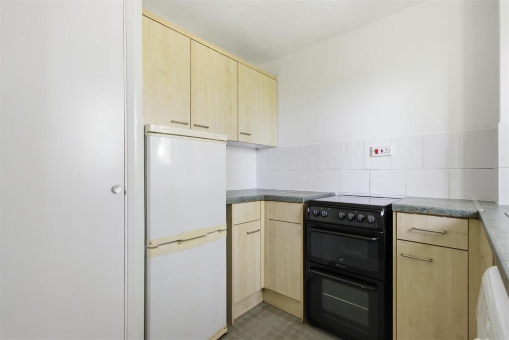 Tempsford Close, Enfield photo 4