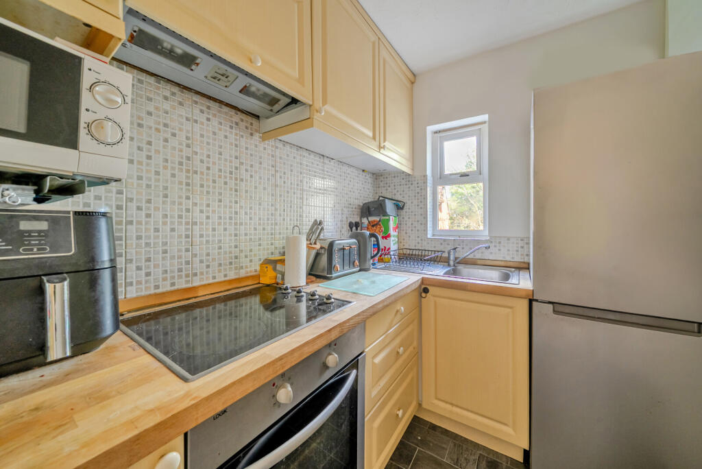 Badgers Close, Woking, GU21 photo 2