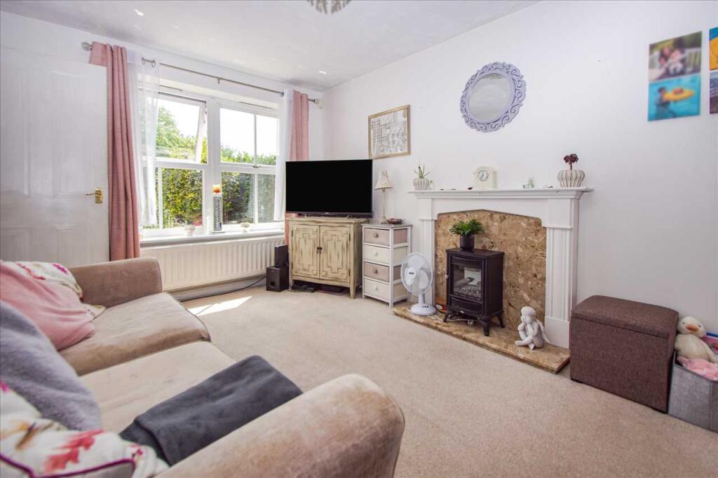Plaines Close, Cippenham, Slough photo 2