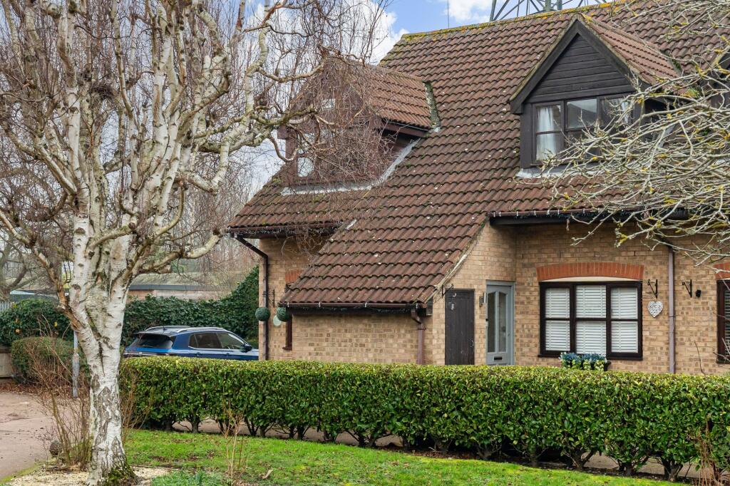 2-bed terraced on Orchard Close, Stanstead Abbotts, SG12, £385,000