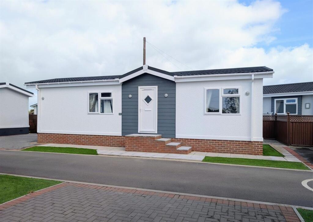 2-bed caravan on The Leigh, Gloucester, £145,000