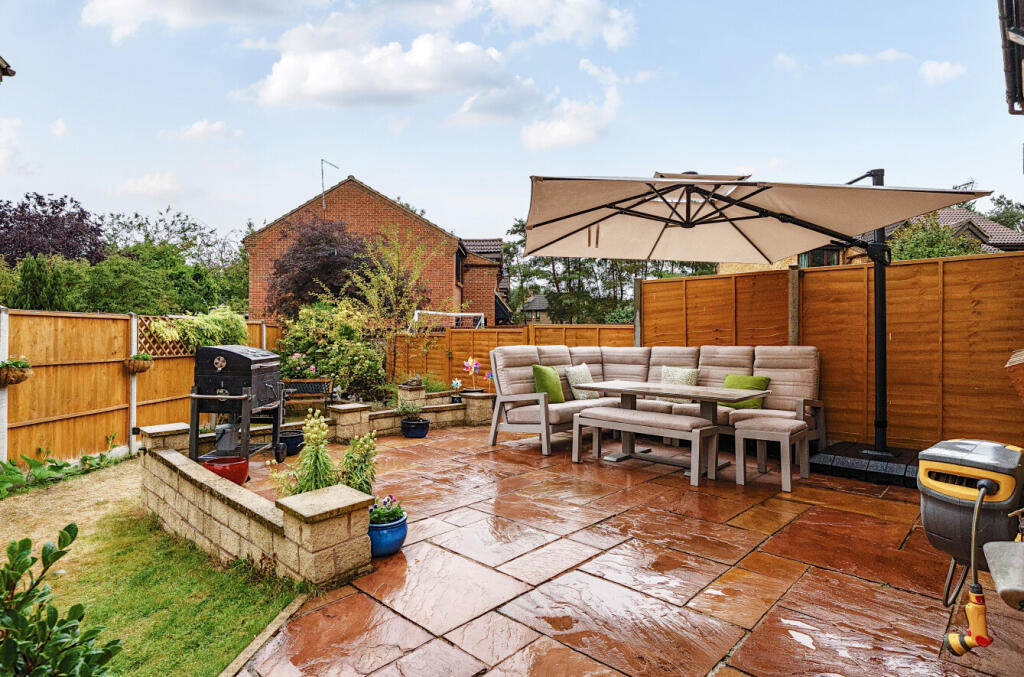 Westcombe Close, Bracknell, Berkshire photo 2