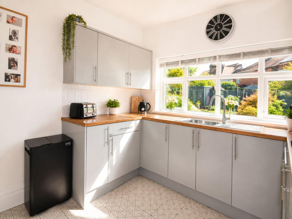 House in Wolverhampton, West Midlands - More