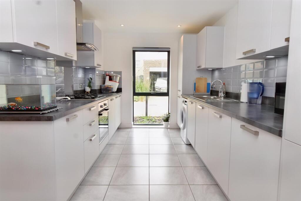 Macauley Drive, Eastbourne photo 3
