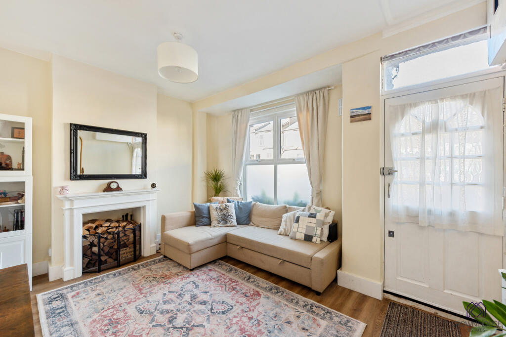 Main image of property: Long Lane, London, London, N3