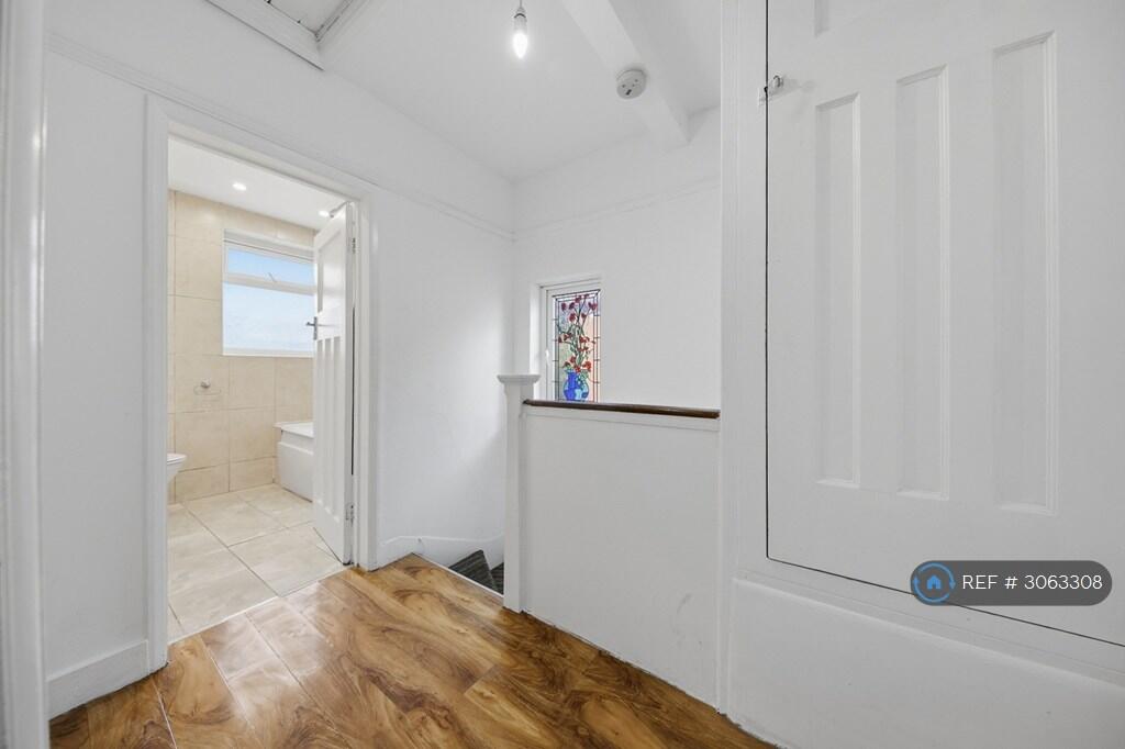 House in Ilford, Barkingside - More