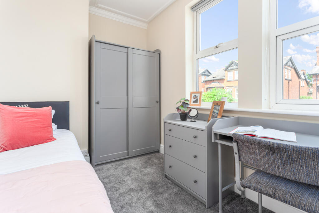 8 bedroom terraced house for rent