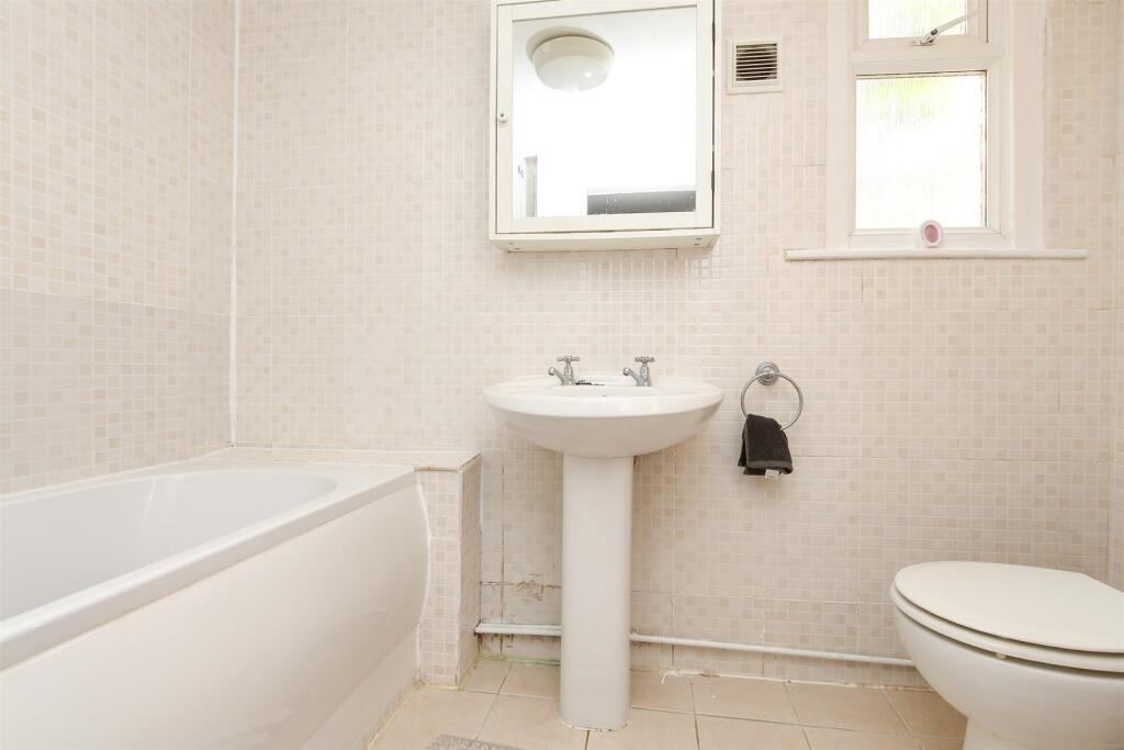 Apartment in Reigate and Banstead, Reffles Bridge, Earlswood - More