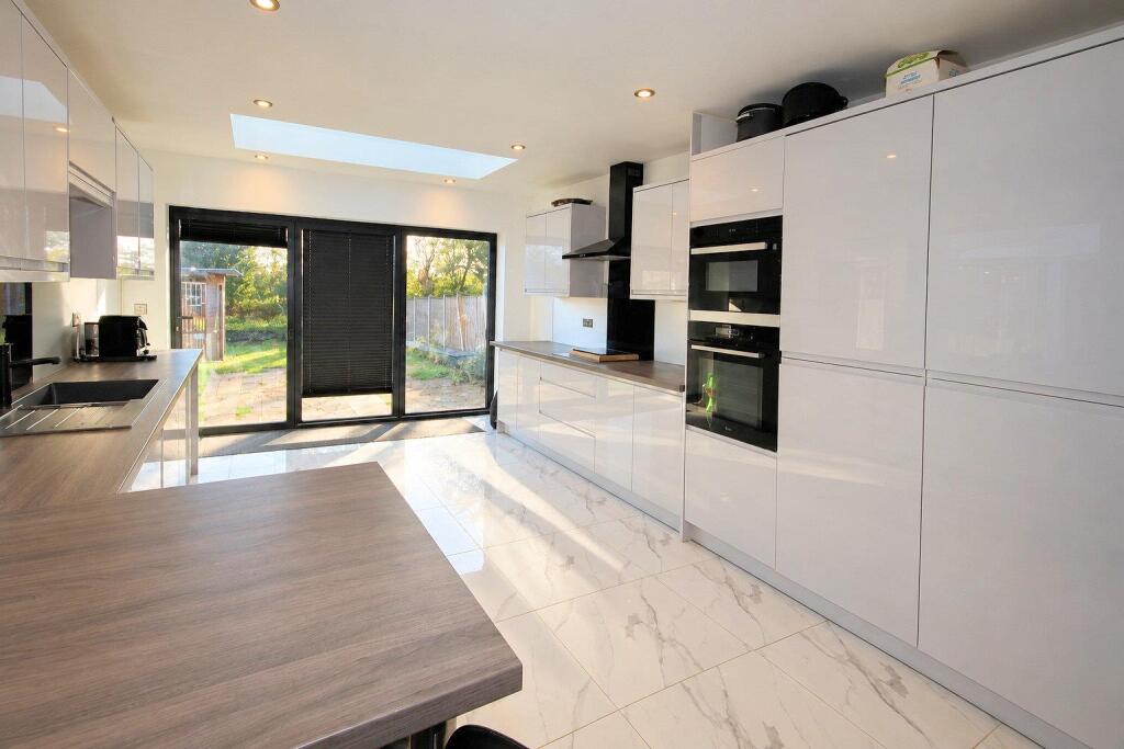 House in Tebworth, Wingfield, Chalgrave - More