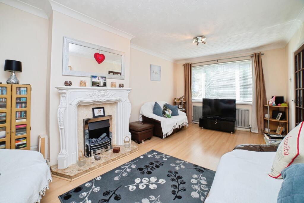 Fairholme Drive, Mansfield, Nottinghamshire, NG19 photo 2