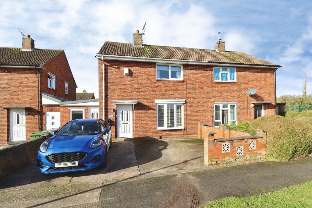 3-bed semi-detached on Pine Close, Lincoln, £195,000