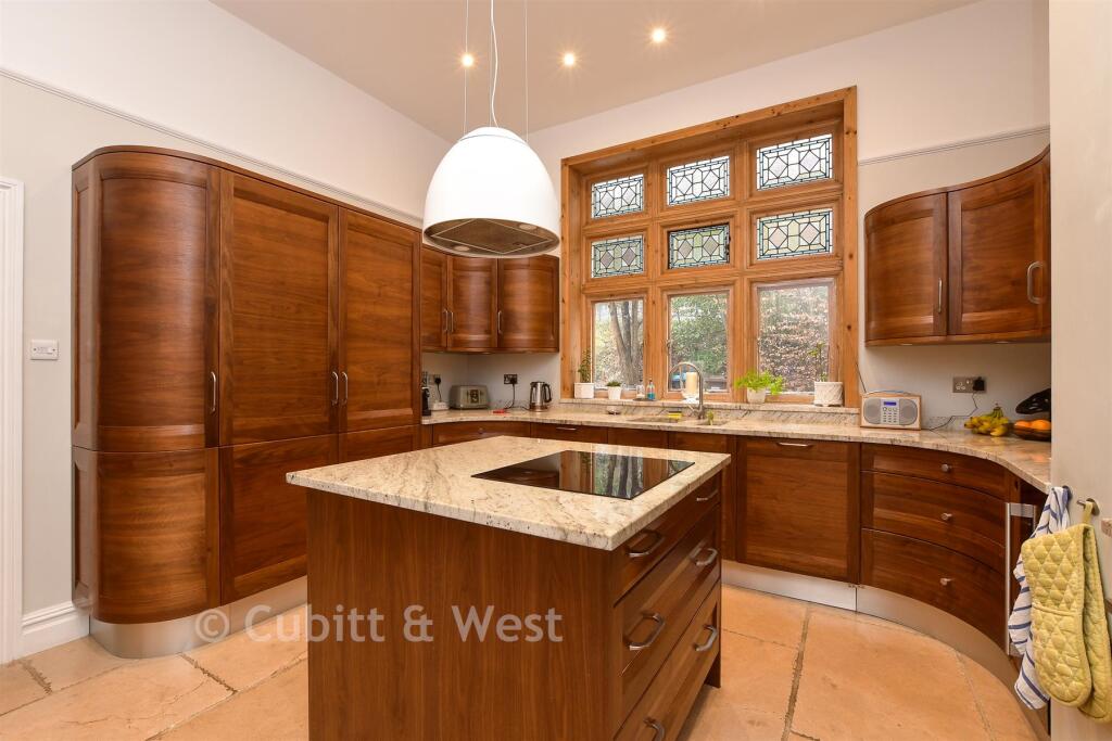 War Coppice Road, Caterham, Surrey photo 3