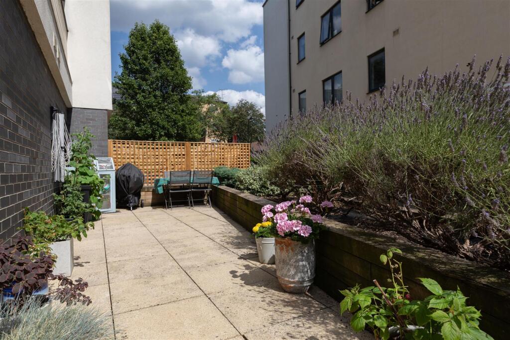 Apartment in London, Higham Hill - View 5