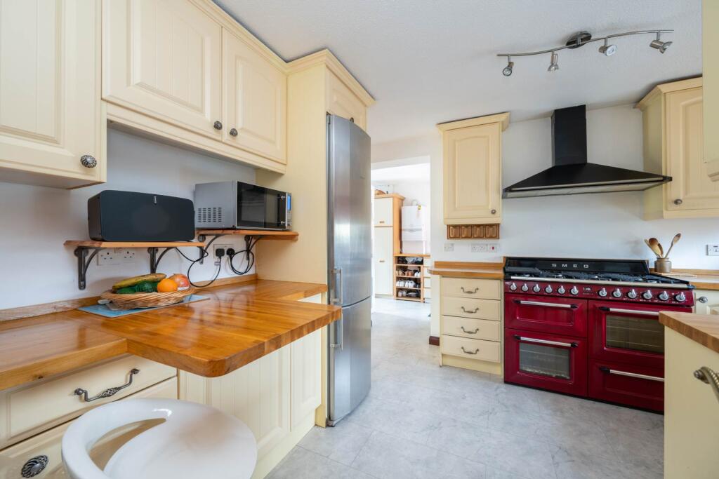 House in Horsham, Broadbridge Heath - More