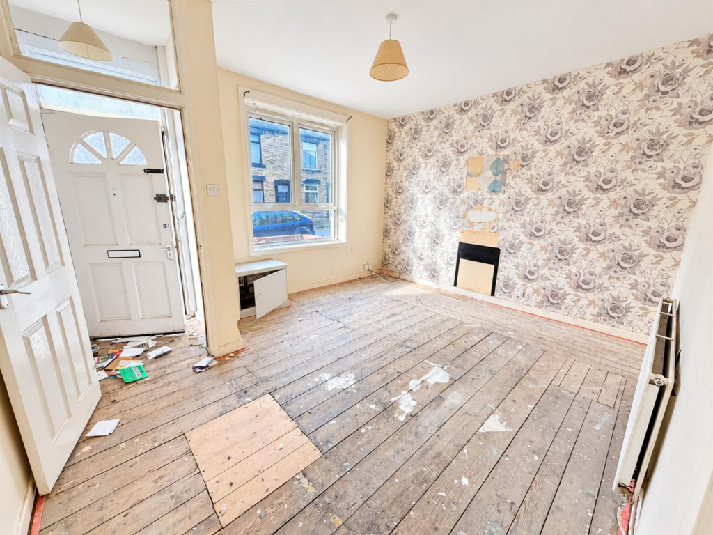 House in Oldham, Wood End, Shaw - View 2