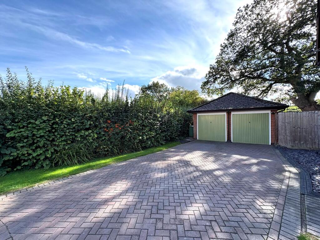 Woodlands Road, Charfield, GL12 photo 4