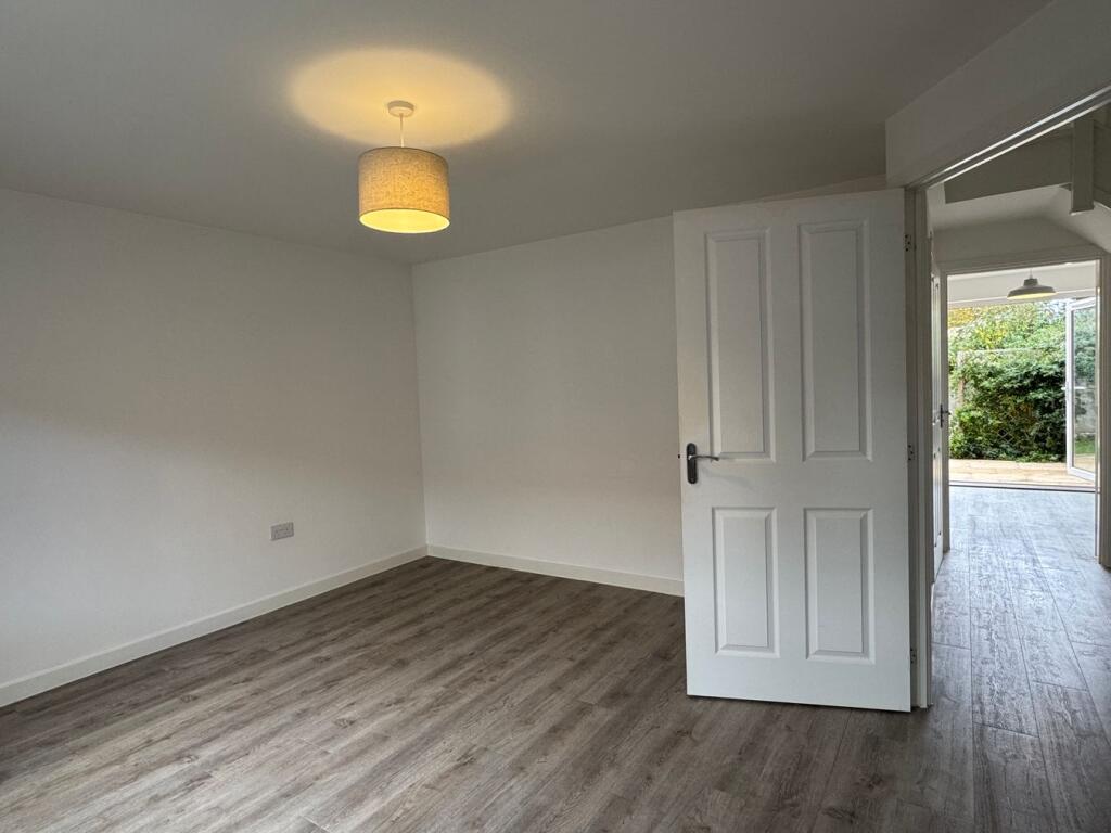 House in Thatcham, West Berkshire - More