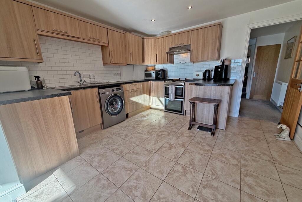 House in Holmer Green, Little Missenden - More