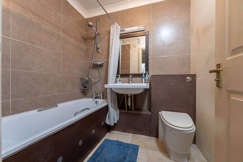 Apartment in Sutton - View 5