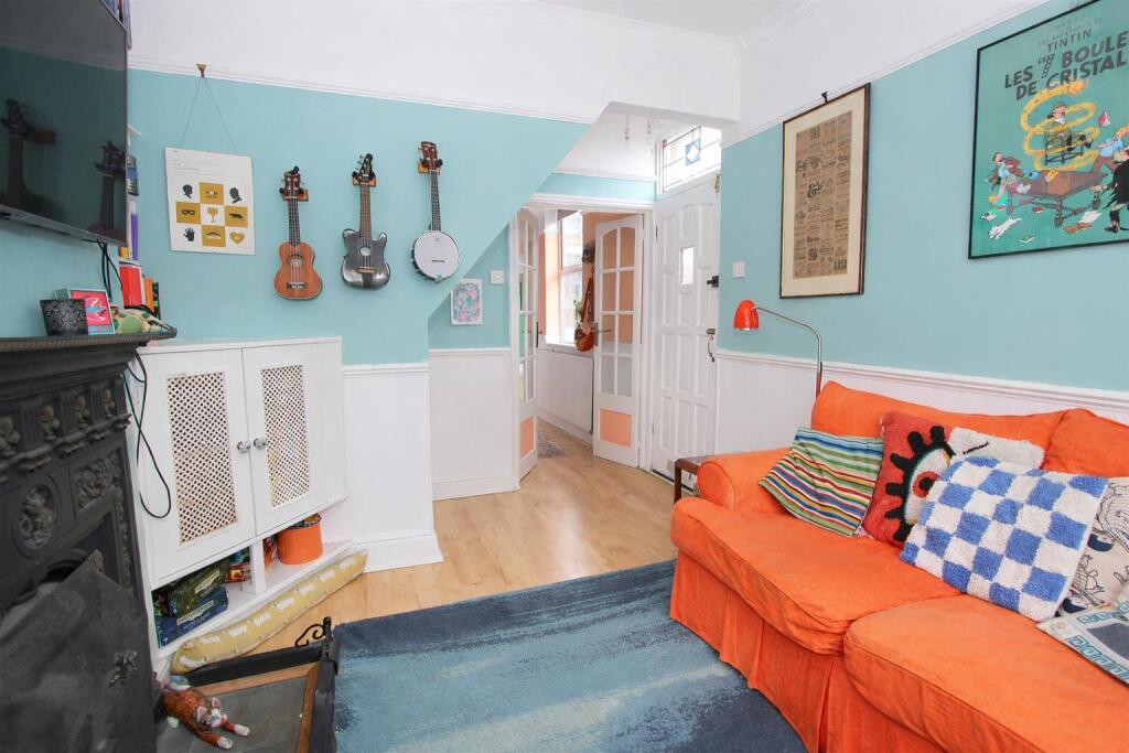 House in Sutton - More