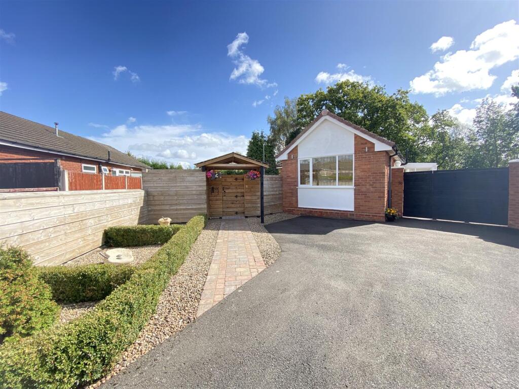 3-bed detached on Hallcroft Way, Aldridge, £409,950