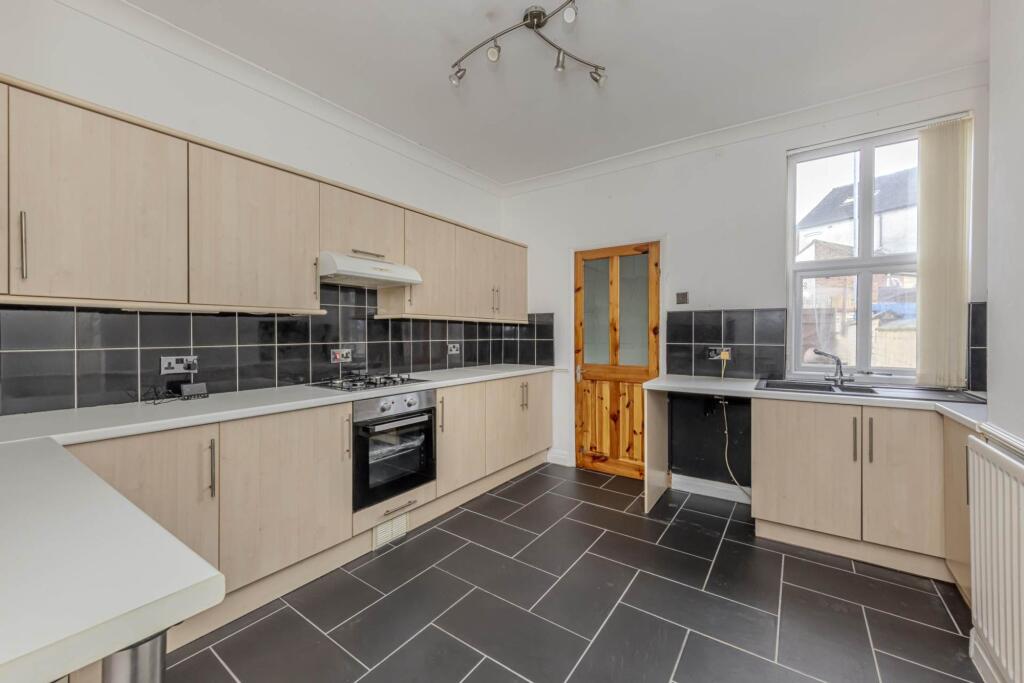 House in Stoke-on-Trent, Shelton - View 4