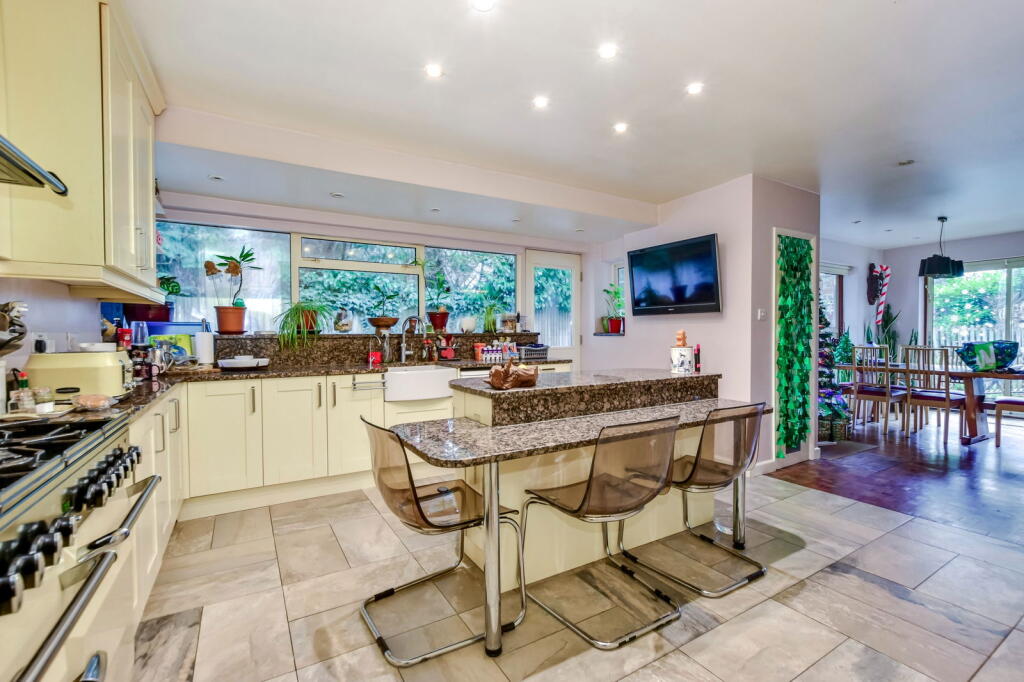 Jackets Lane, Northwood, Greater London, HA6 2SH photo 2