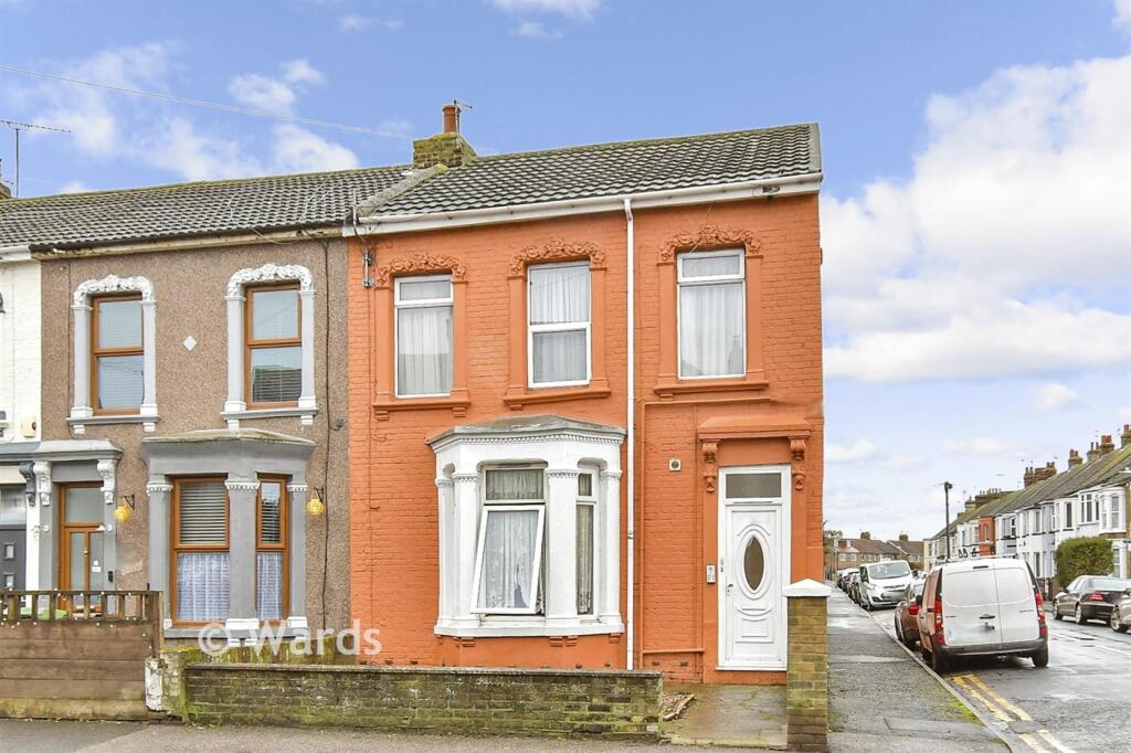 1-bed flat on High Street, Sheerness, Kent, £50,000
