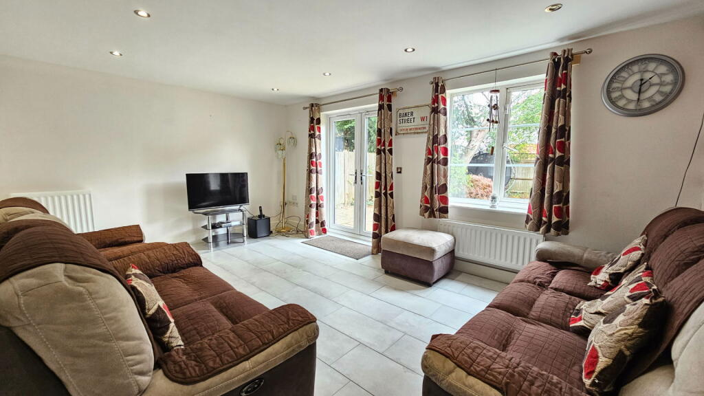 Hook Close, Greenham RG19 8EZ photo 2